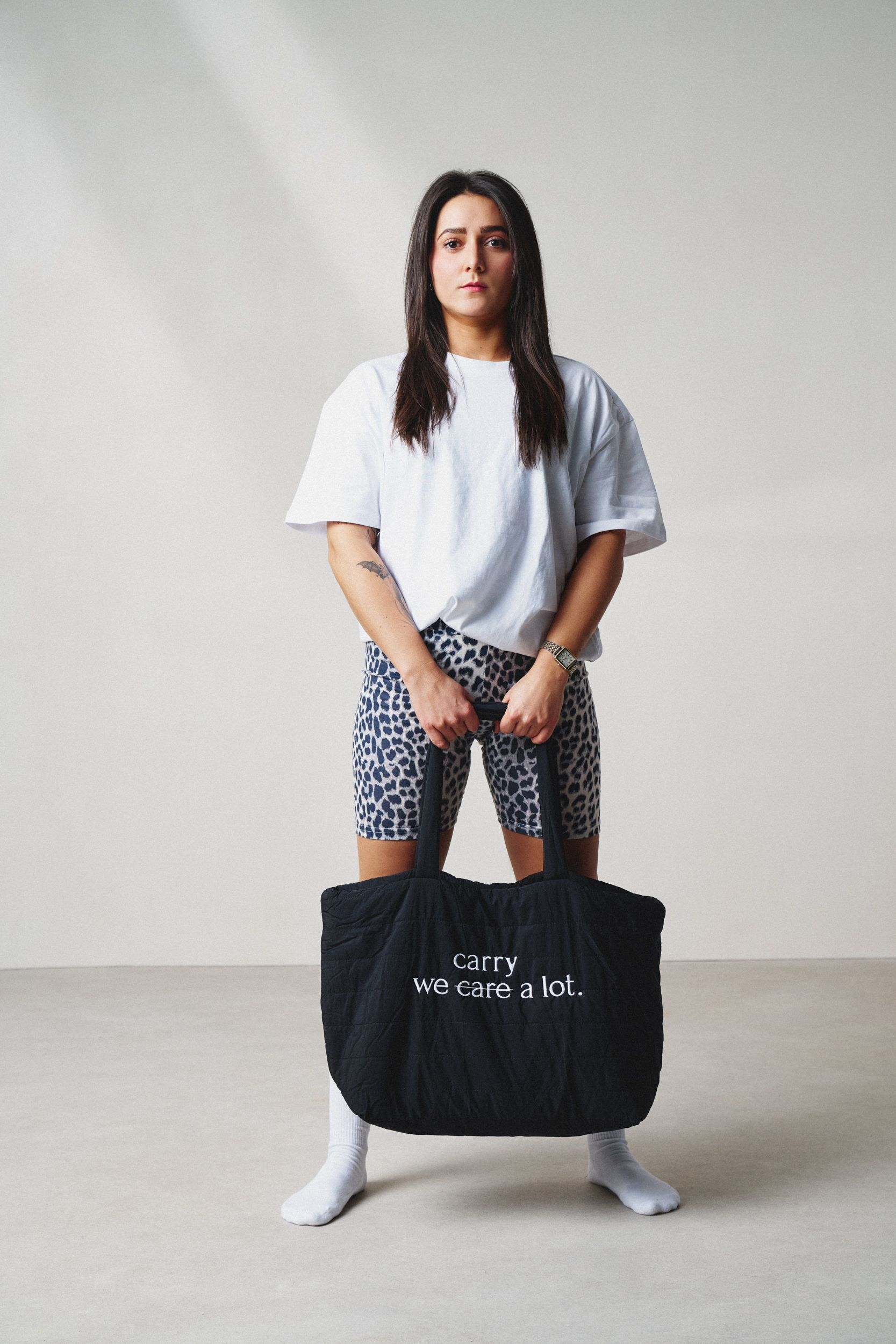 we care a lot. Tasche