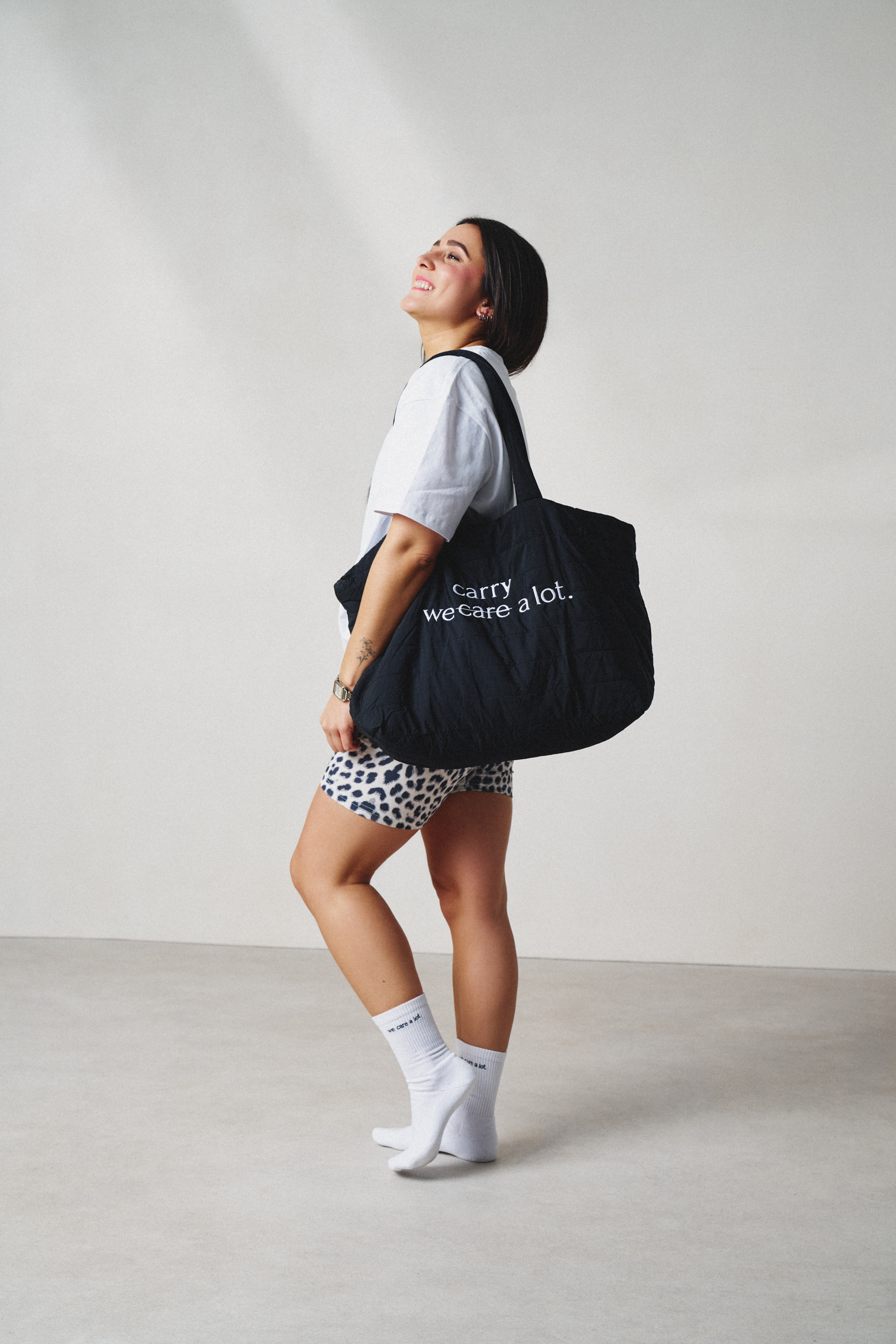 we care a lot. Tasche